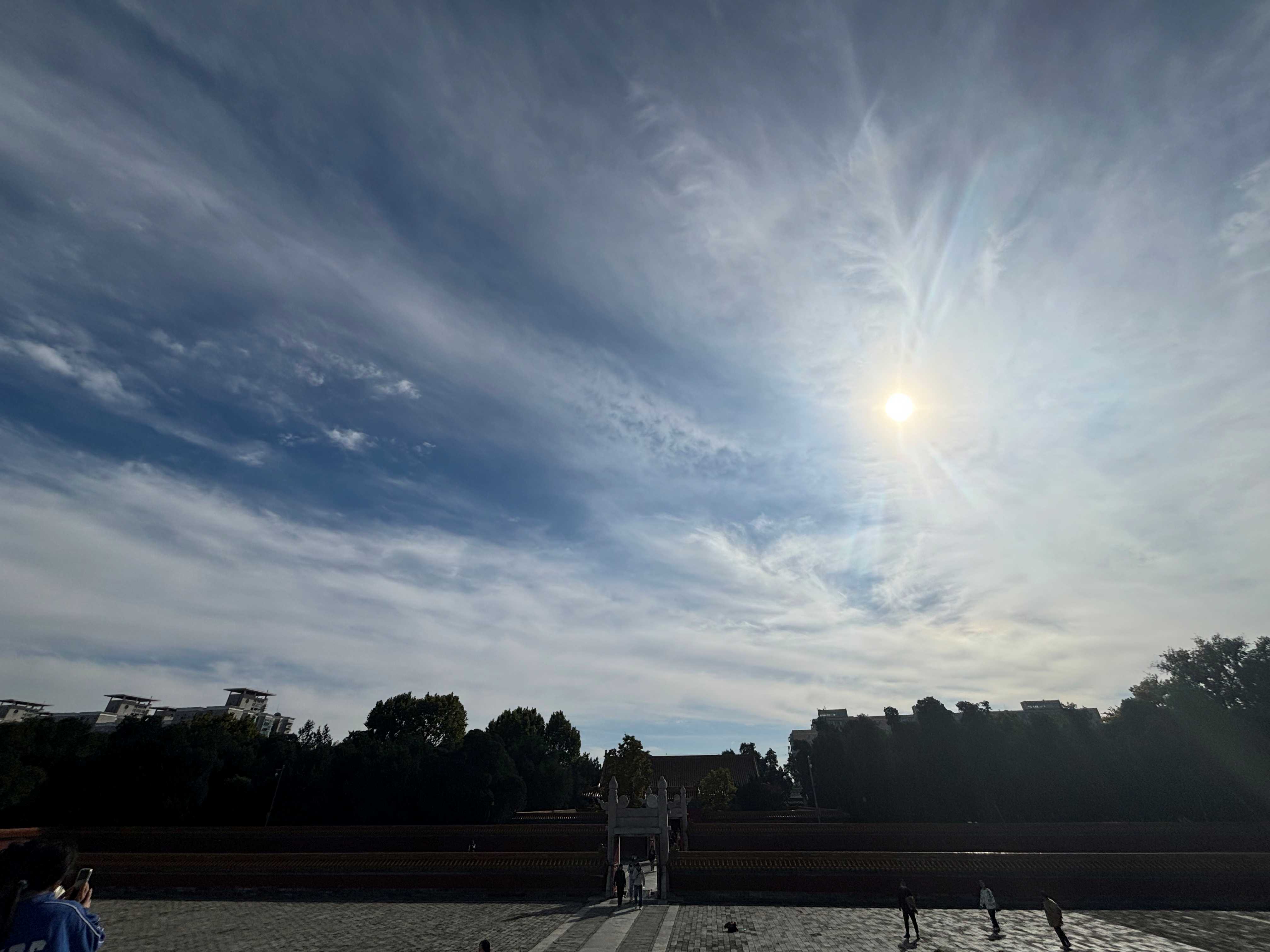 太阳和塑料卷云